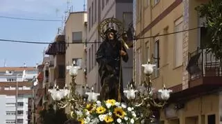 Sant Roc del Raval celebra la festividad de Sant Roc con un traslado, una misa solemne y un porrat popular