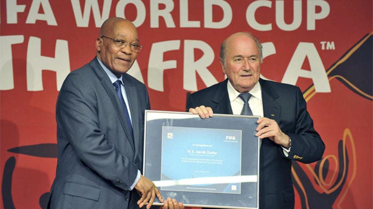 Joseph Blatter junto al presidente de Sudáfrica, Jacob Zuma