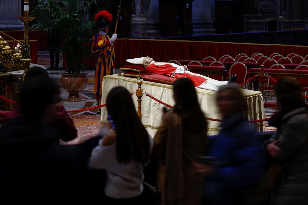  Fieles rinden homenaje al ex Papa Benedicto en la Basílica de San Pedro en el Vaticano.