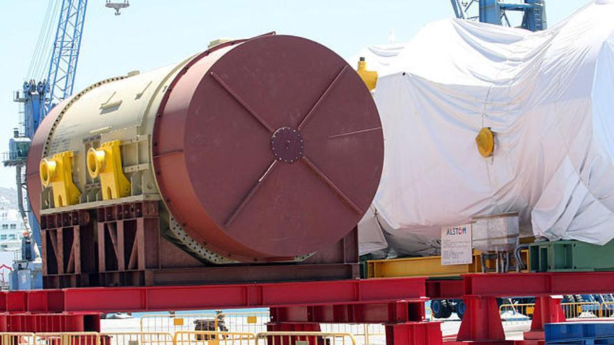 Espera. Las enormes moles de las turbinas descansan en el muelle 4 a la espera ser trasladadas a Campanillas para alimentar la nueva central eléctrica.