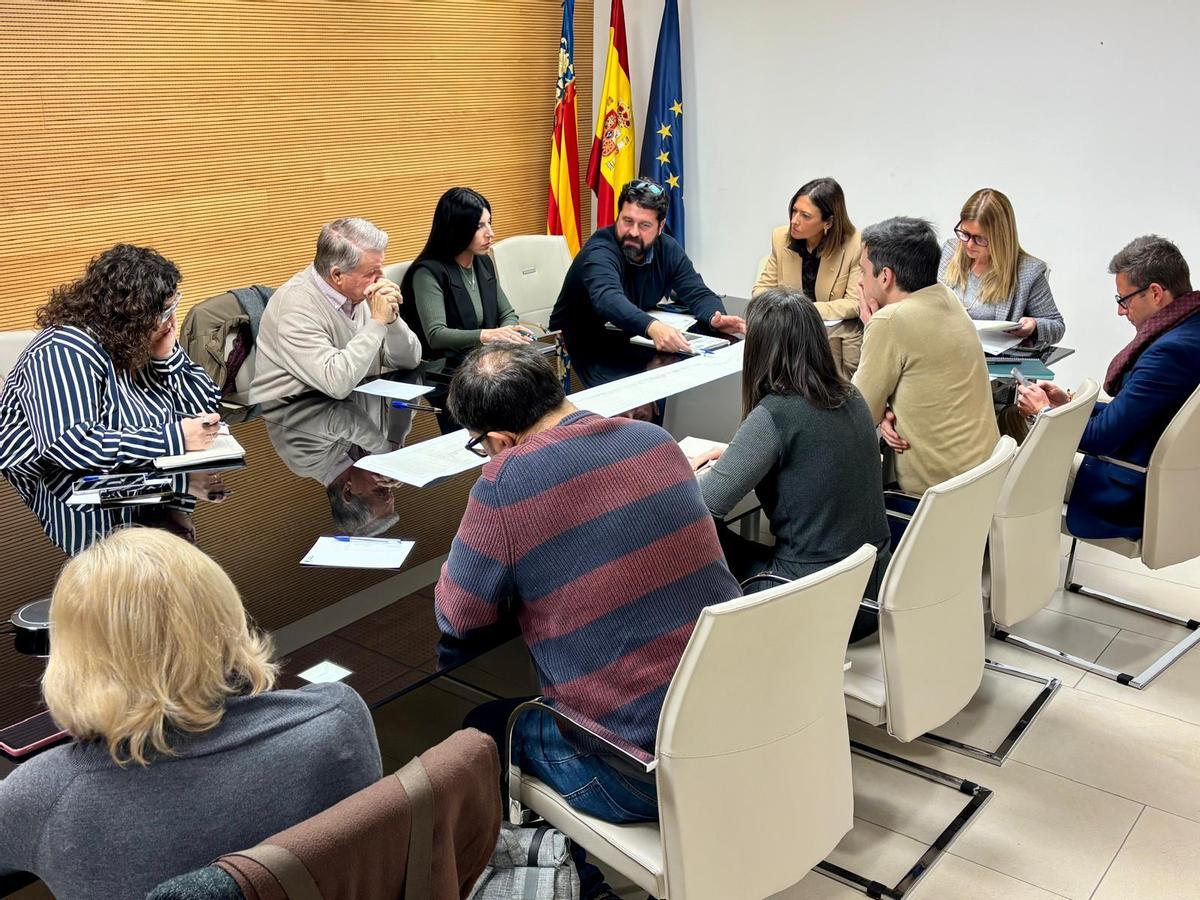 Foto de la comisión de seguimiento de costas para abordar las alegaciones frente al deslinde.
