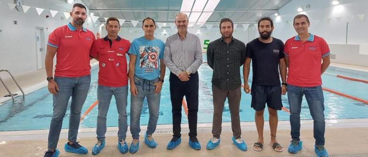 Félix Juncal, Ricardo Verde y Xosé Leal con los monitores que impartirán las clases de natación.   | // FDV