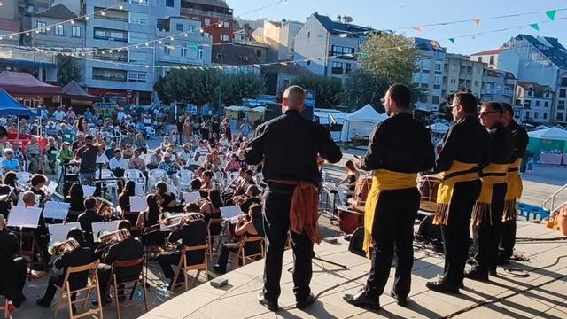 La Escola de Música Tradicional y la banda. | GONZALO NÚÑEZ