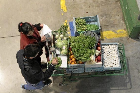 Auf dem Großmarkt wird mit Tonnen an Gemüse, Fleis