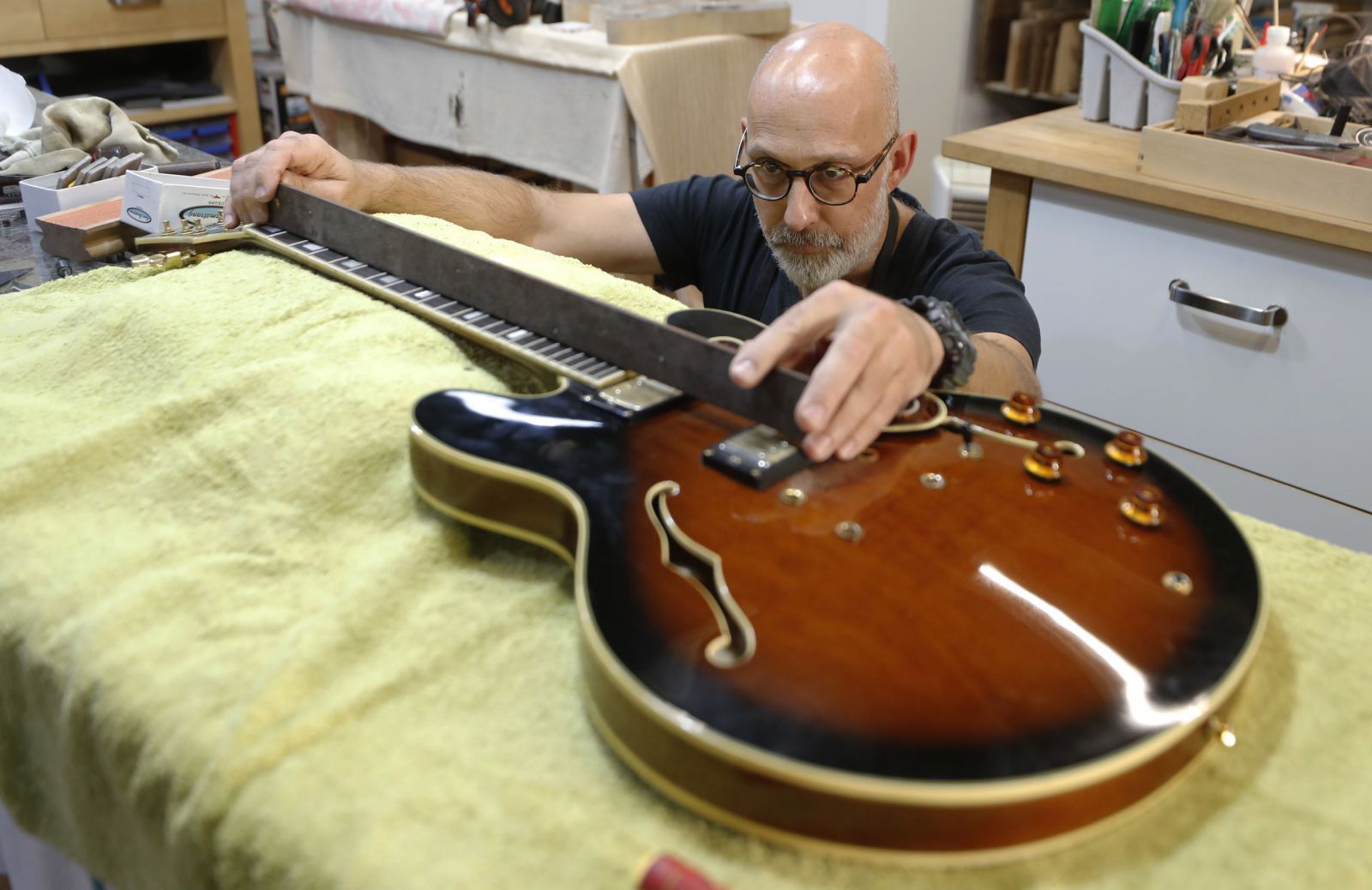 Jean Marc Van Loo fabrica y repara guitarras y bajos eléctricos. 