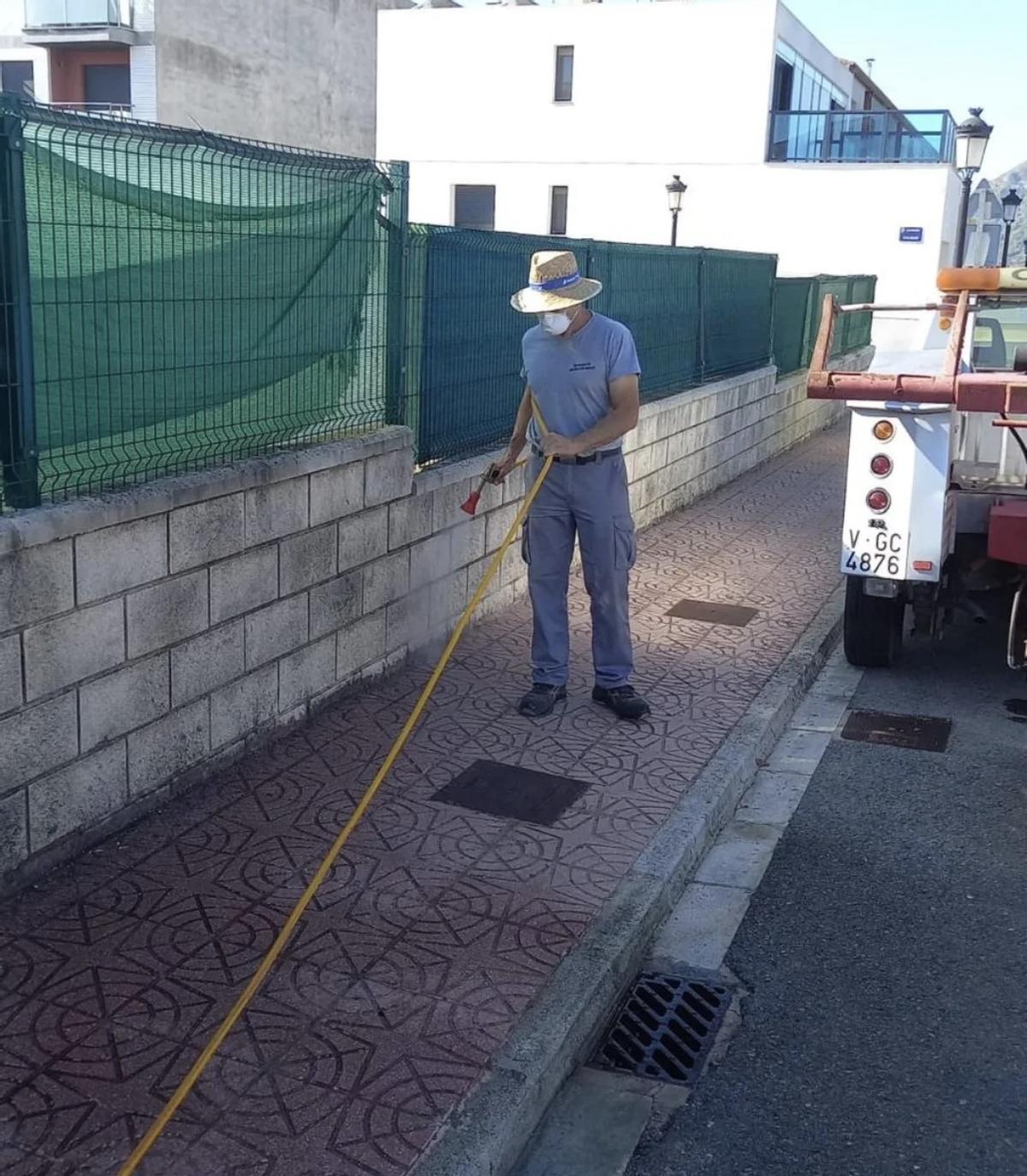 Un operario pulverizando contra el milpiés en una zona próxima a viviendas en Llocnou d'en Fenollet.