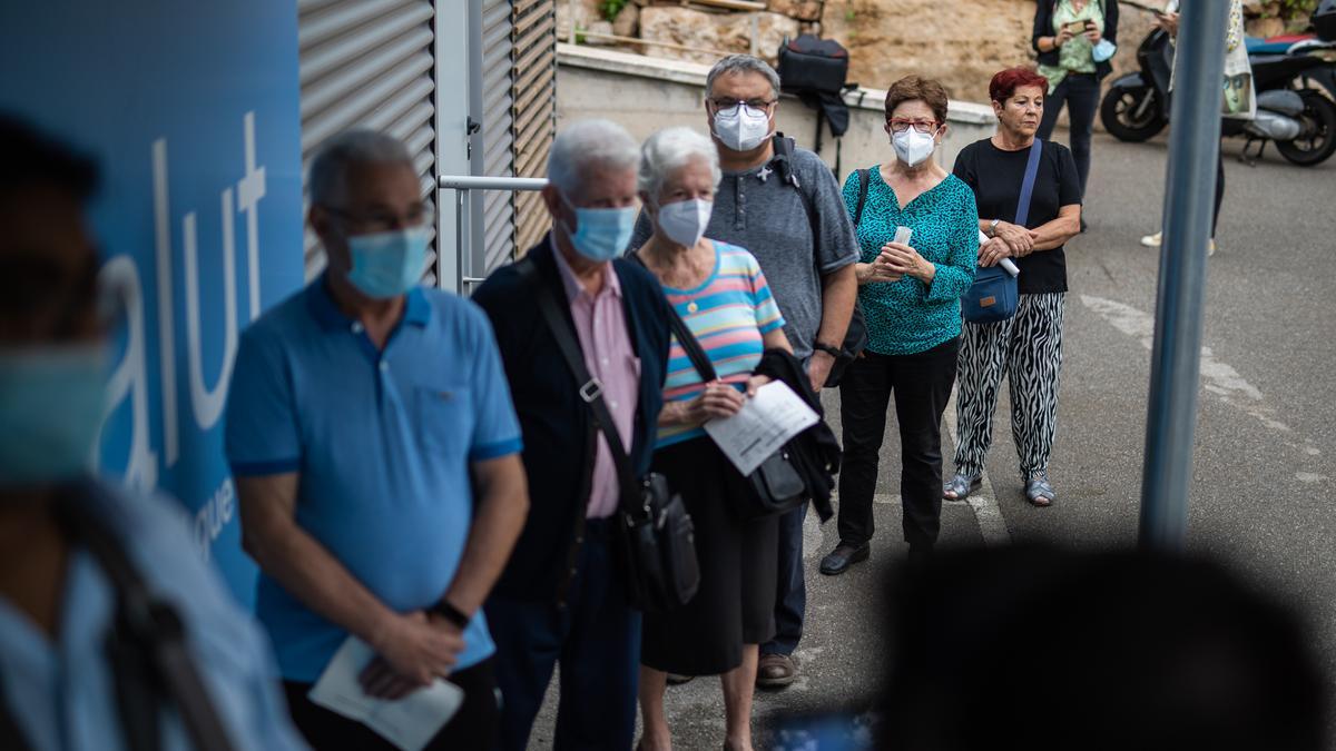 BARCELONA 17/10/2022 Sociedad. Inicio de vacunació simultania contra la gripe y la dosis de refuerzo contra el covid-19 a la gente mayor de 60 años. FOTO de ZOWY VOETEN