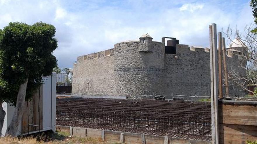 Vista, ayer, de la parte superior del edificio construido bajo rasante con los forjados oxidados. Detrás, el Castillo de La Luz. i YAIZA SOCORRO