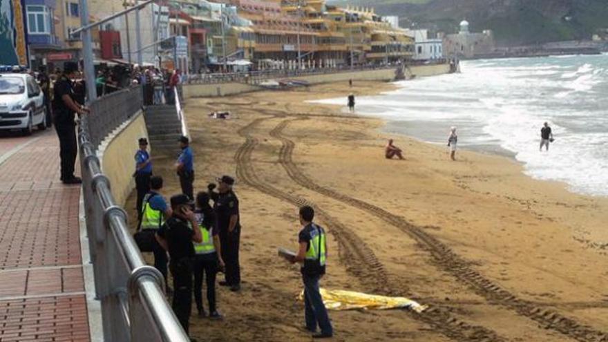 Agentes de la Policía Local de Las Palmas de Gran Canaria, en Las Canteras.