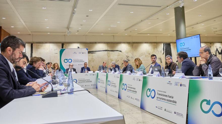 Panorámica de los miembros que participaron en el encuentro entre la Fundación CajaCanarias y el Gobierno de Canarias. | | E.D.