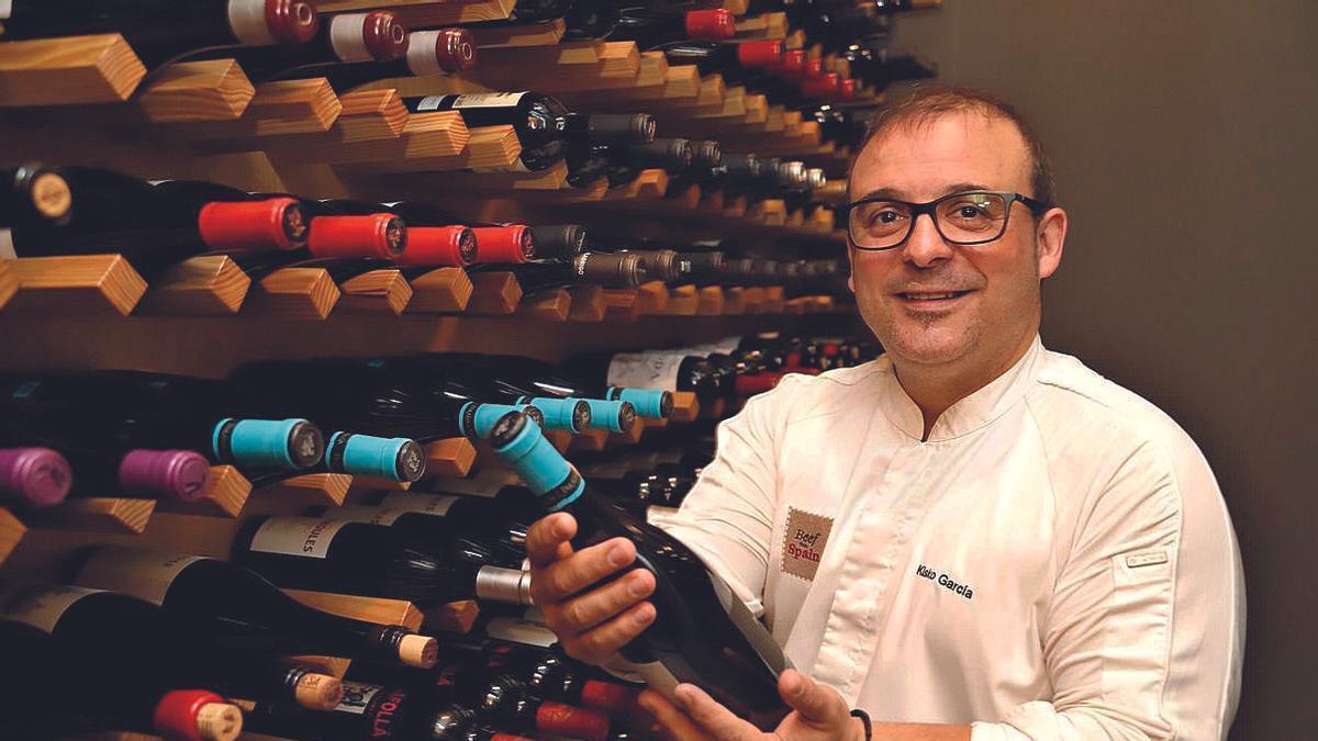 El chef estrella Michelin posa con uno de sus vinos en el interior de la bodega de Choco Restaurante.