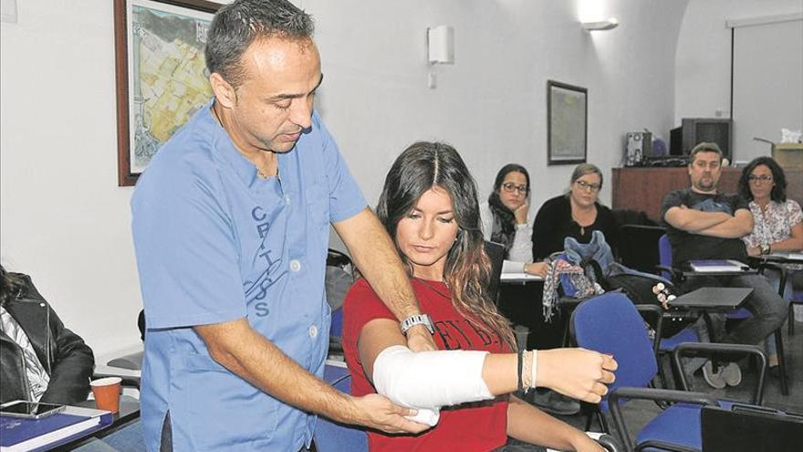 Enfermeras practican en un curso técnicas de inmovilización y vendajes