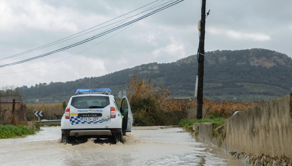 Inundada la carretera que une Sineu y Petra (Ma-3300)