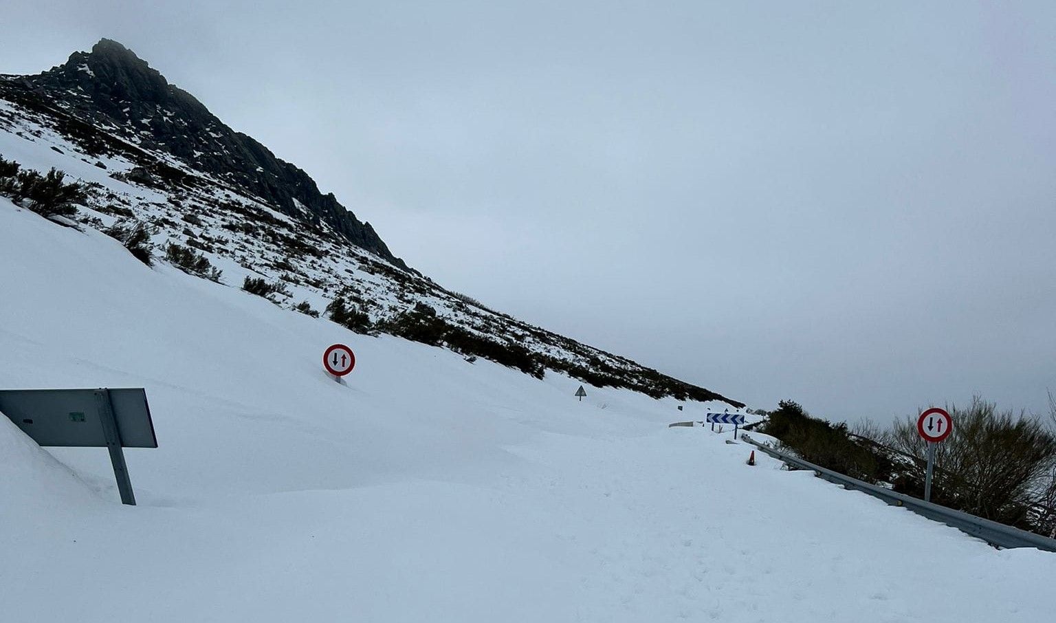 Nieve en la carretera de acceso al Alto de Vizcodillo