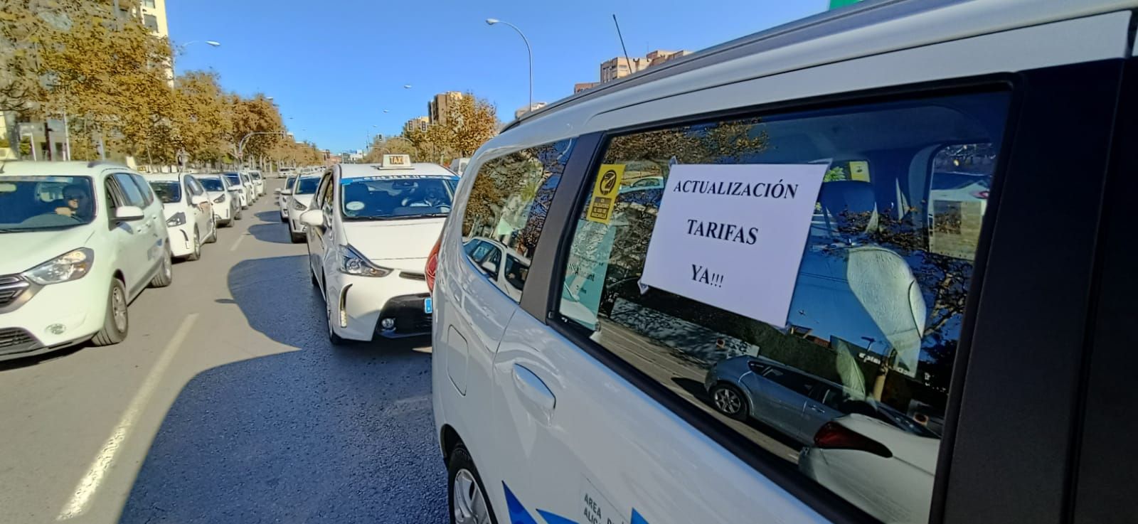 Caravanas de taxis en una protesta por las tarifas en Alicante