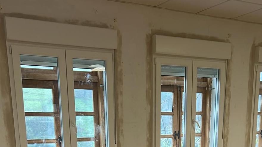 Nuevas ventanas de PVC para la escuela de Llamera, en Cangas del Narcea