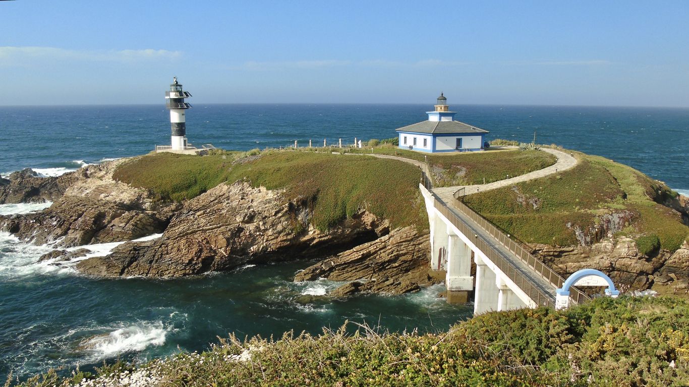 El faro de Isla Pancha está situado en un afloramiento de tierra conectado por un puente de piedra y data de la década de 1800