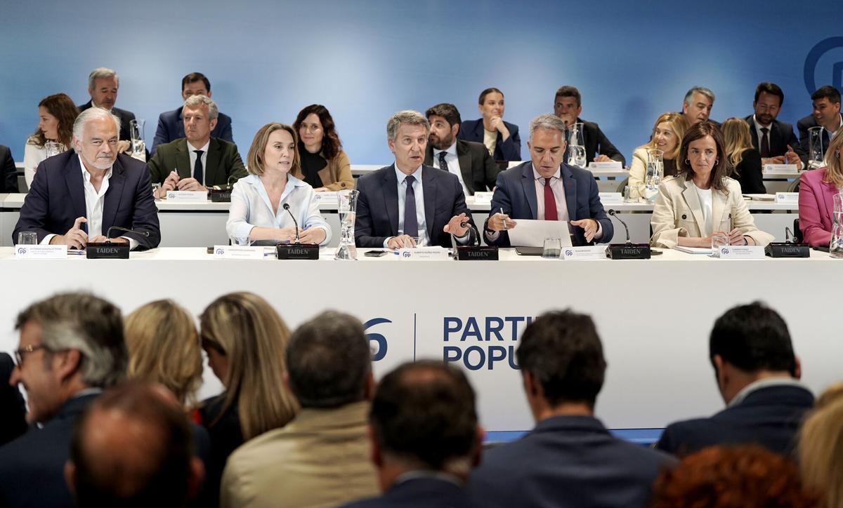 Els barons del PP coincideixen amb Feijóo a no buscar una moció de censura amb Puigdemont: «Aquest Govern caurà sol» Els barons del PP coincideixen amb Feijóo a no buscar una moció de censura amb Puigdemont: «Aquest Govern caurà sol»