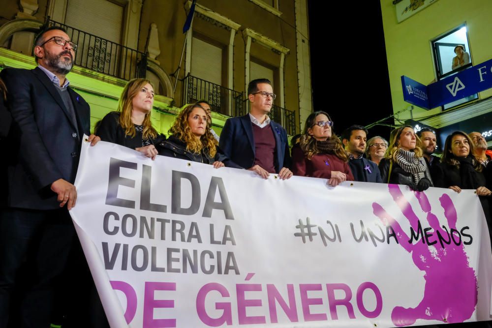 Concentración de repulsa contra la violencia de género celebrada en Elda.