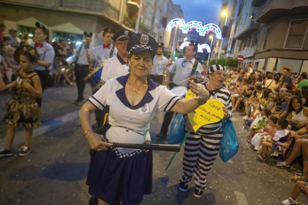 Desfile colorido de las comisiones en Elche