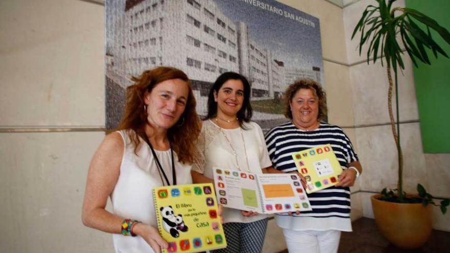 Elena Llorente, Yolanda Alonso y Montserrat Machicado enseñan algunos ejemplares del libro.