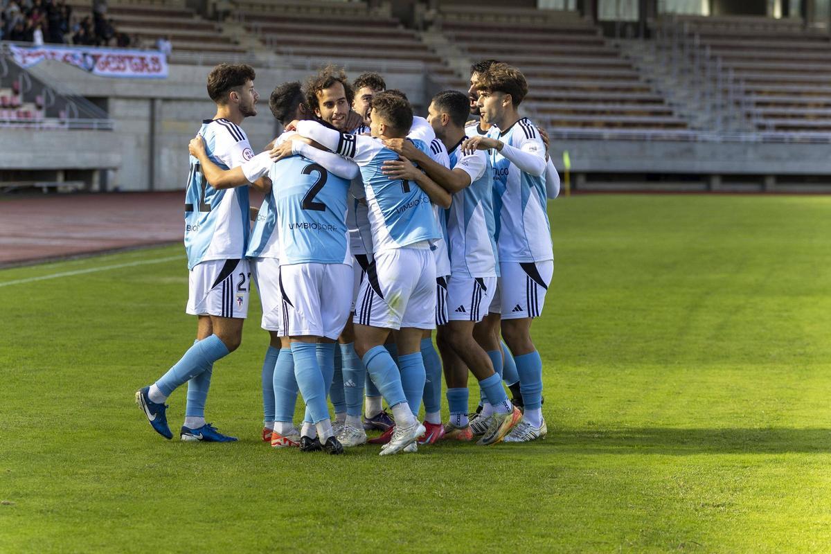 Los jugadores del Compostela celebran un gol sobre el césped de San Lázaro.