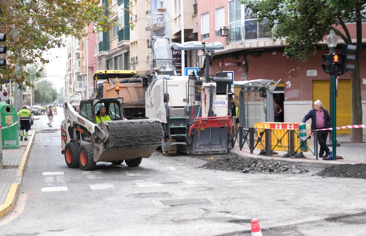 Obras en el asfaltado de Filet de Fora en Elche, esquina con la calle Ángel