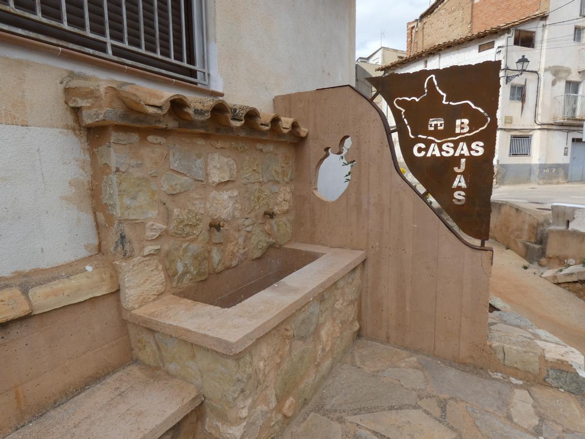 Fuente pública en Casas Bajas.