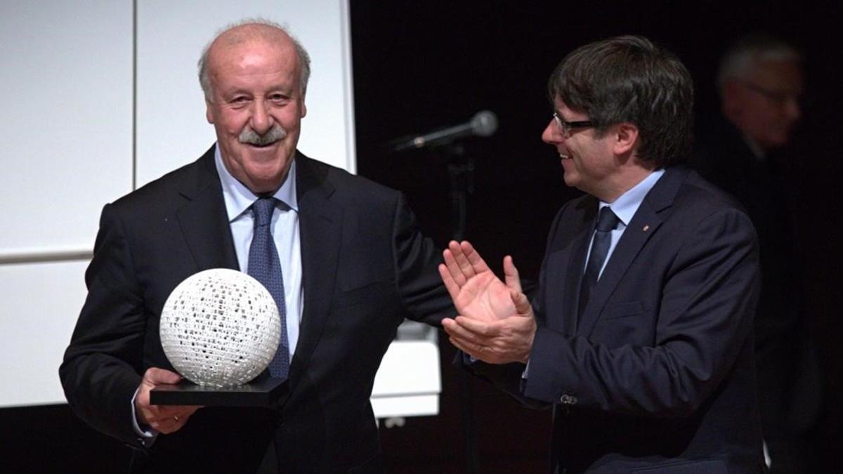 Carles Puigdemont hace entrega del premio Blanquerna a Vicente del Bosque.