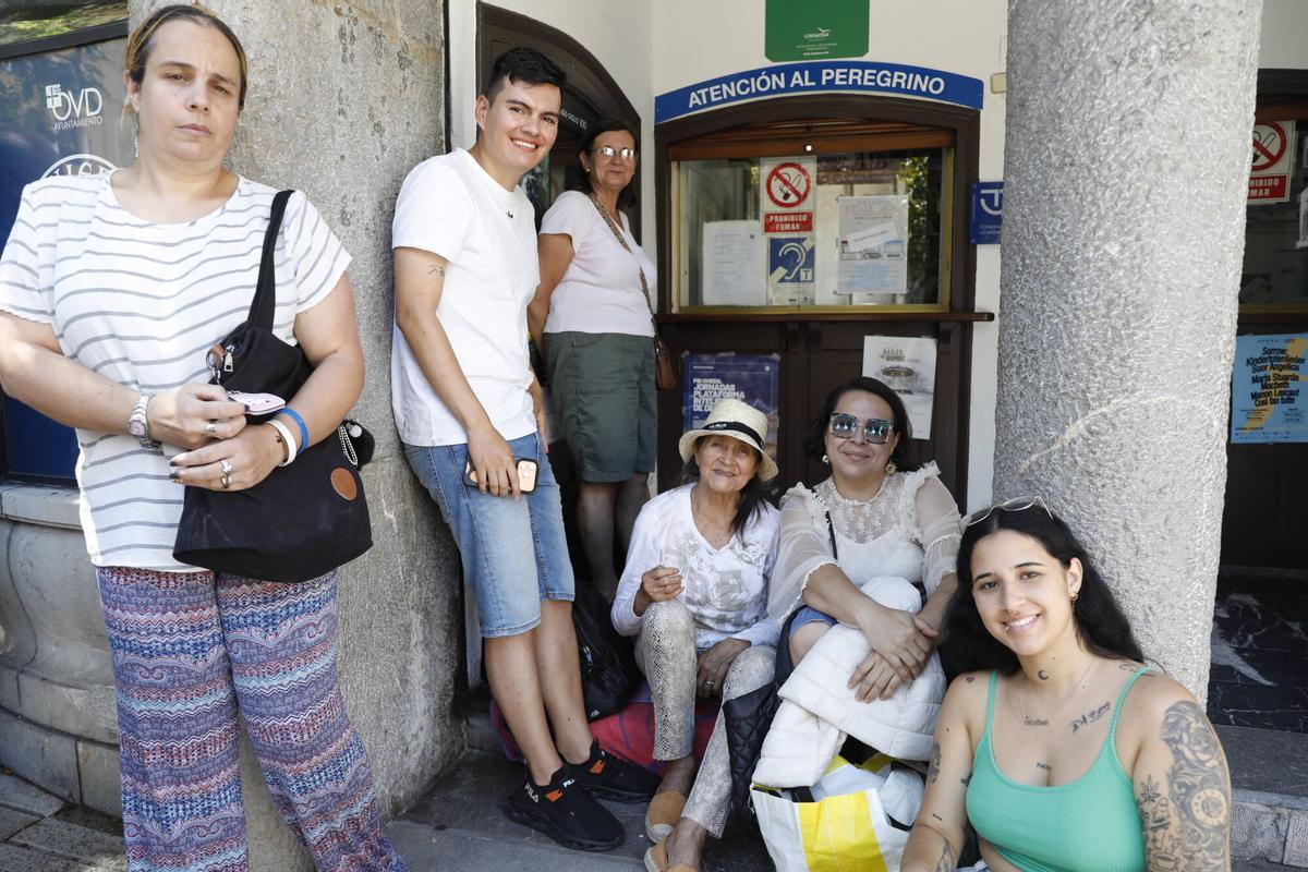 Oviedo. El Escorialín, reparto gratuito del kit del eclipse: gafas, imán, guía de uso Oviedo. El Escorialín, reparto gratuito del kit del eclipse: gafas, imán, guía de uso