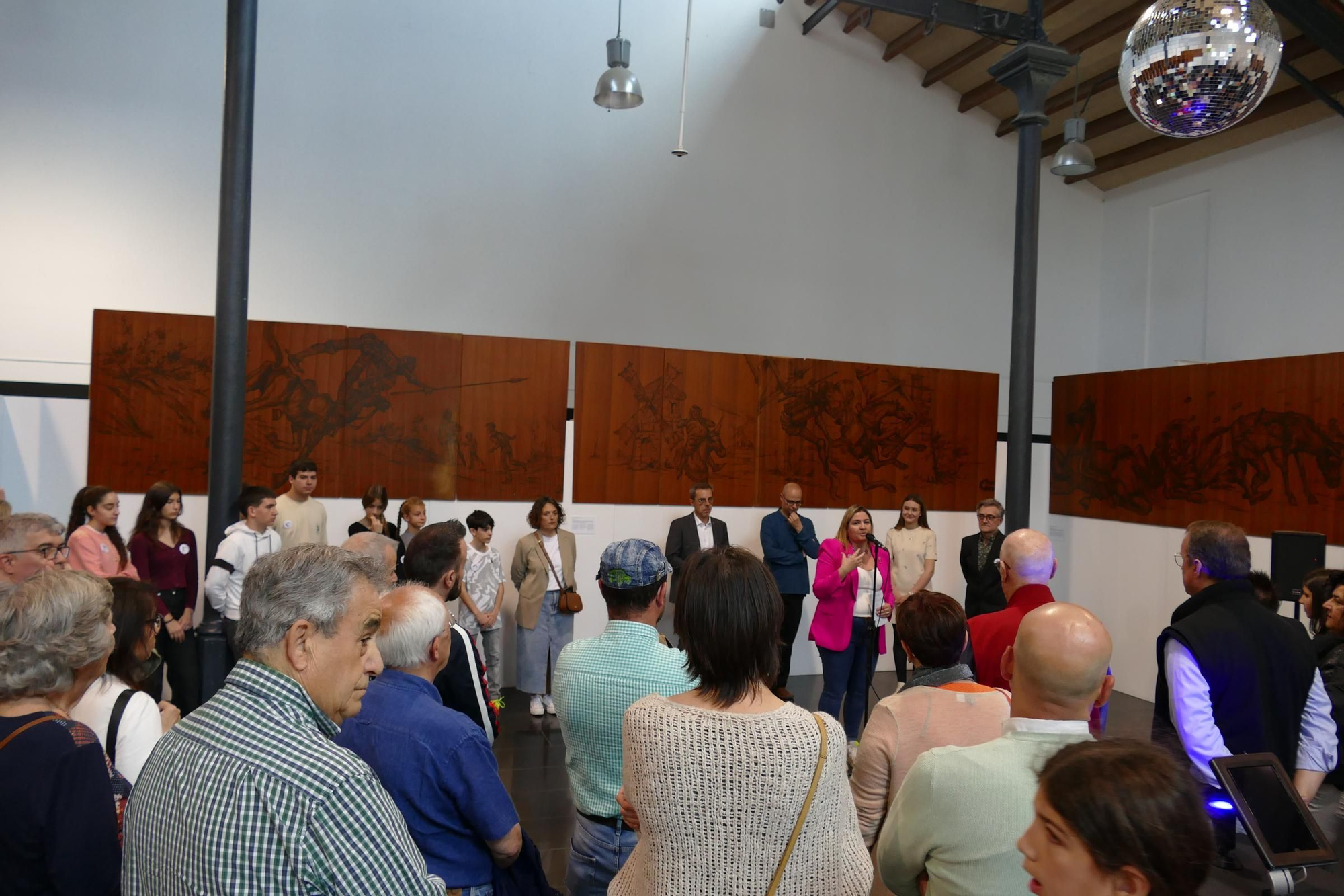 Dues exposicions, un programa de ràdio i el dia de la dansa animen el matí del dissabte de Santa Creu