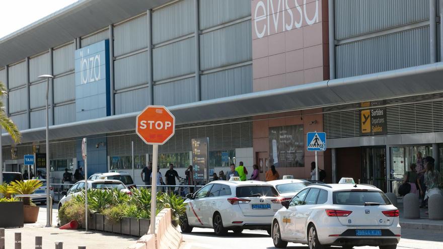 Diversos taxis en la parada del aeropuerto de Eivissa, en una imagen de archivo. | VICENT MARÍ