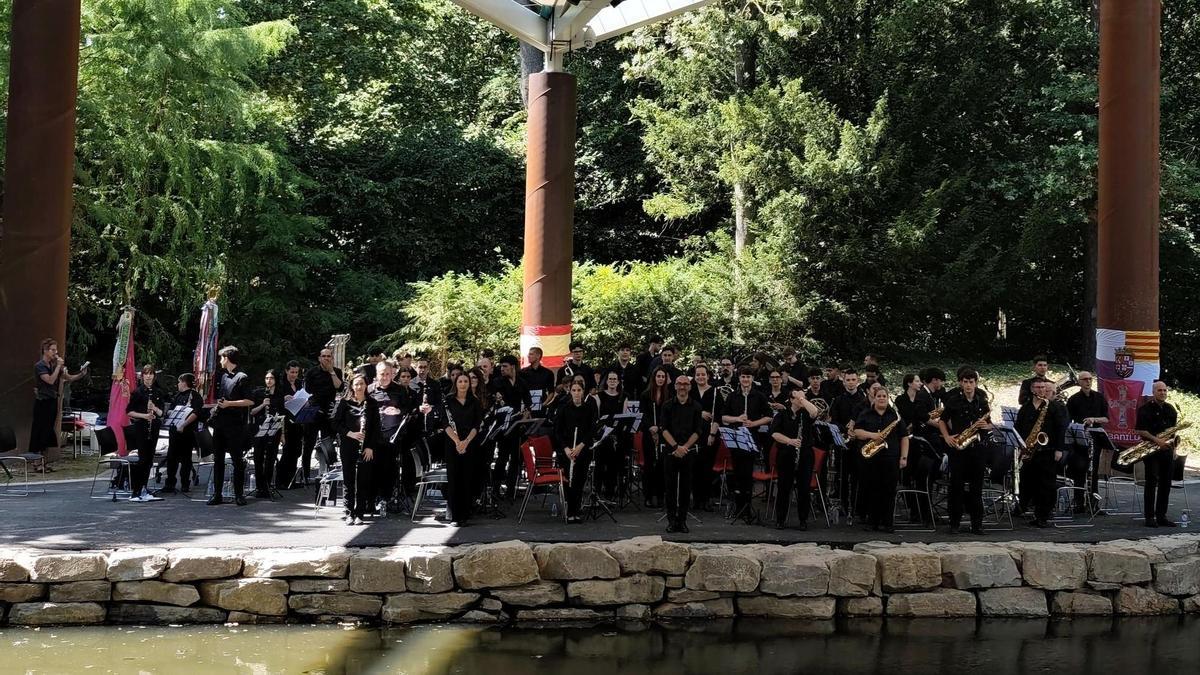 La presencia de la Unión Musical Santa Cruz en un escenario de esta magnitud pone de manifiesto el extraordinario trabajo que la entidad desarrolla desde hace décadas en Abanilla.