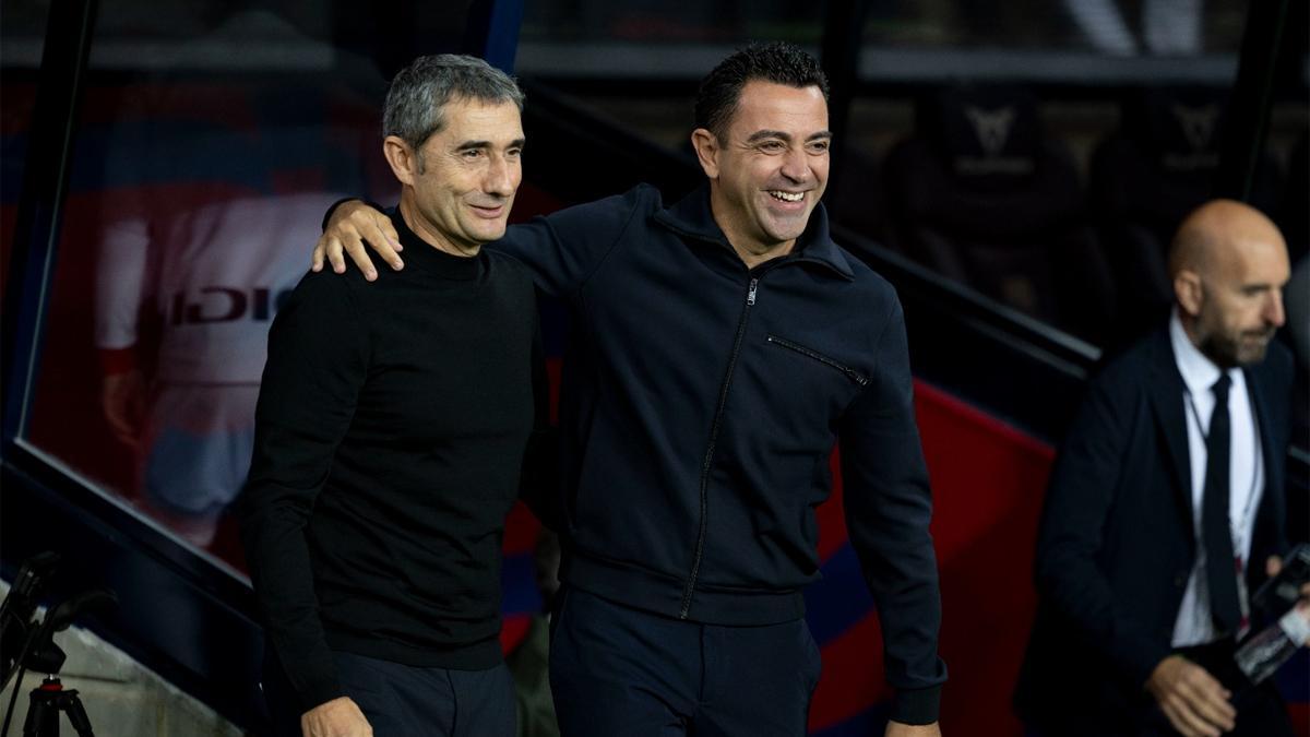 Xavi Hernández y Valverde se saludan antes del Barça - Athletic