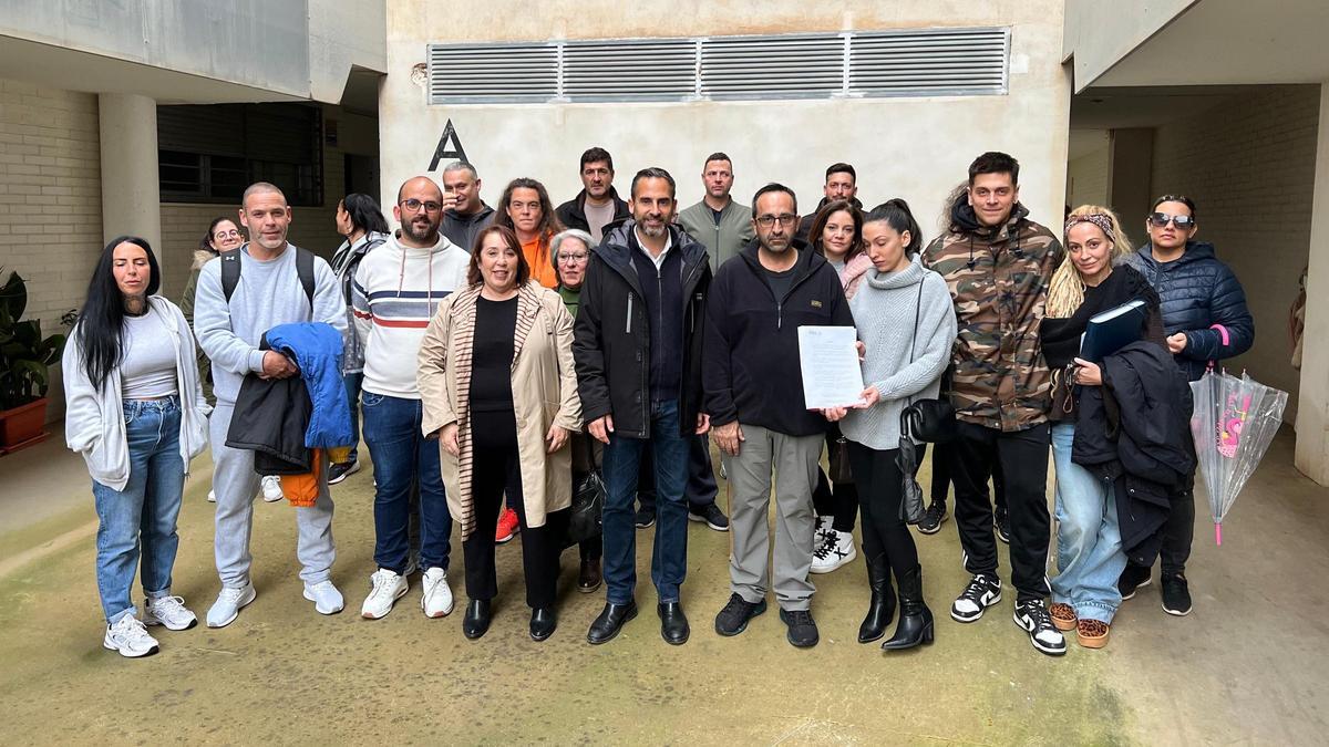 Vecinos de Soliva junto a concejales del PSOE.