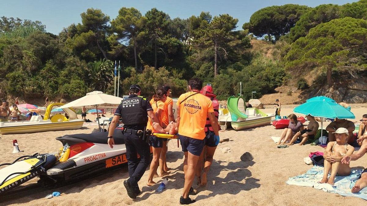 Una imatge del simulacre del rescat d'una persona ofegada a Blanes.