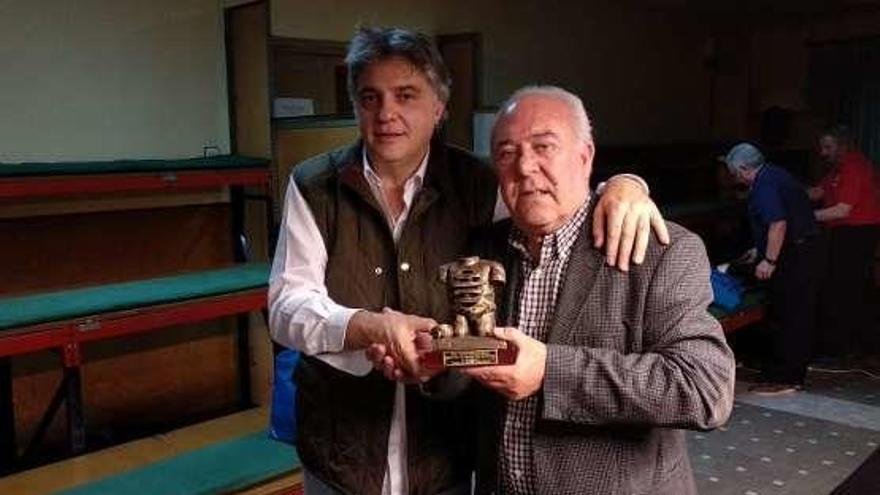 Orlando Vázquez recibe el trofeo de manos de Ceferino Fernández, del Casino de Mieres.