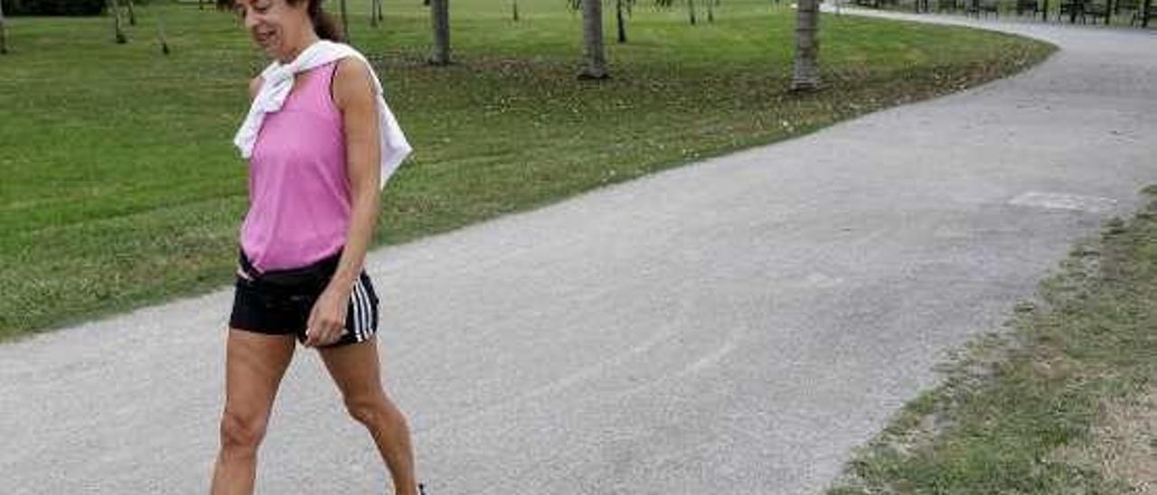 Clara Costales, ayer, mientras hacía deporte en el parque.