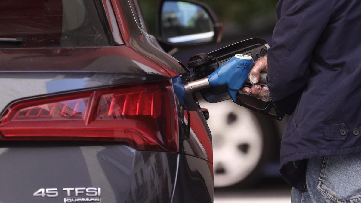 Un hombre reposta combustible en una gasolinera.