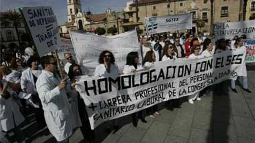 Sanitarios salen a la calle para exigir mejoras salariales y laborales