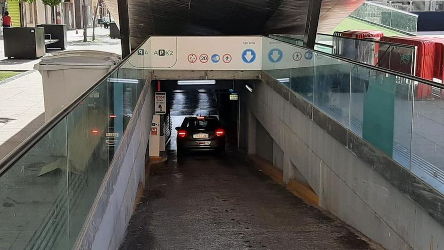 Los usuarios del párking de la plaza Major seguirán teniendo media hora gratuita de estacionamiento, al menos durante dos años más.