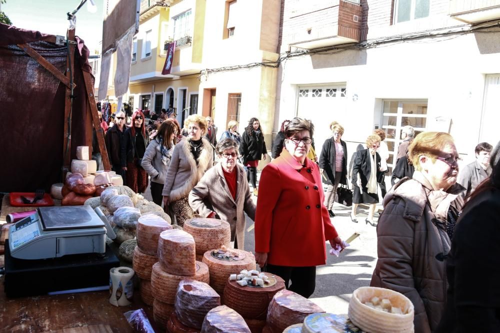 Miles de fieles han acompañado la imagen de Santa Águeda hasta su ermita en un camino jalonado por puestos de dulces