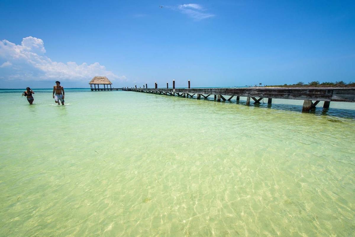 Muelle en una de las playas de agua cristalina de Holbox