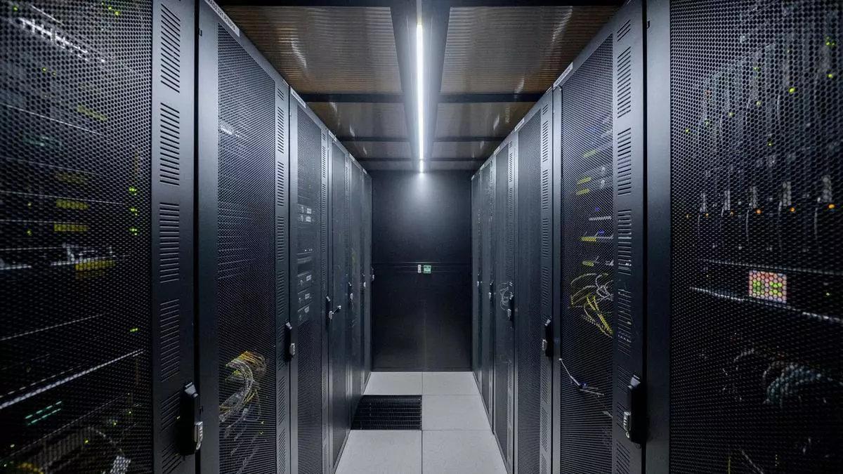 Servidores de datos durante una jornada de puertas abiertas al centro de datos Digital Realty (Interxion), en Madrid.