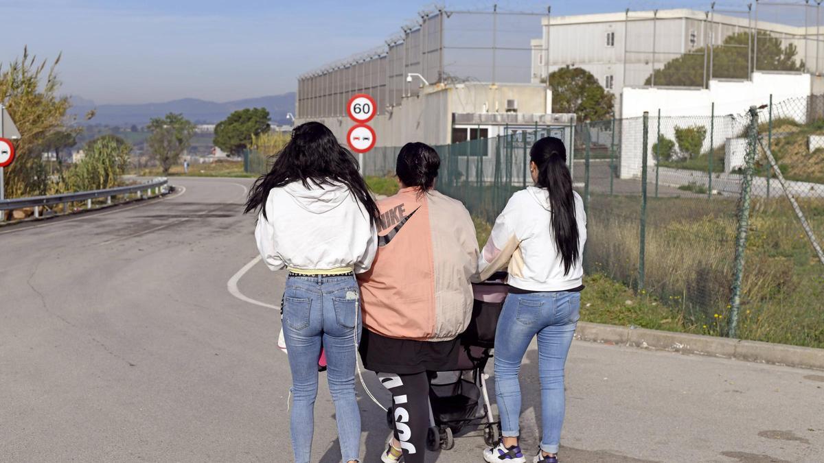 Visitas a familiares presos en la cárcel de Quatre Camins