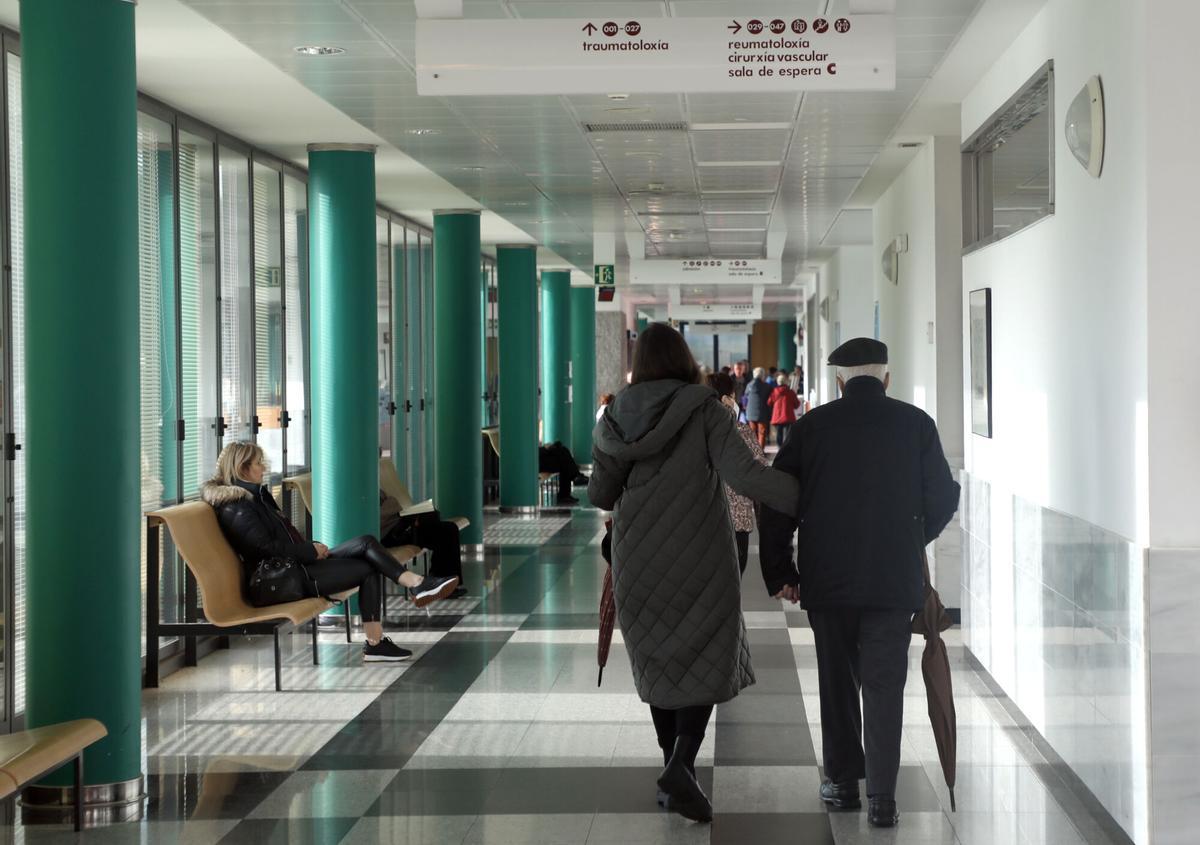 INSTALACIONES DEL COMPLEJO HOSPITALARIO DE SANTIAGO CHUS.. FOTO DE RECURSO.  . SERGAS. RECORRIDO POR EL HOSPITAL MEDICOS Y PACIENTES.  . PASILLOS.