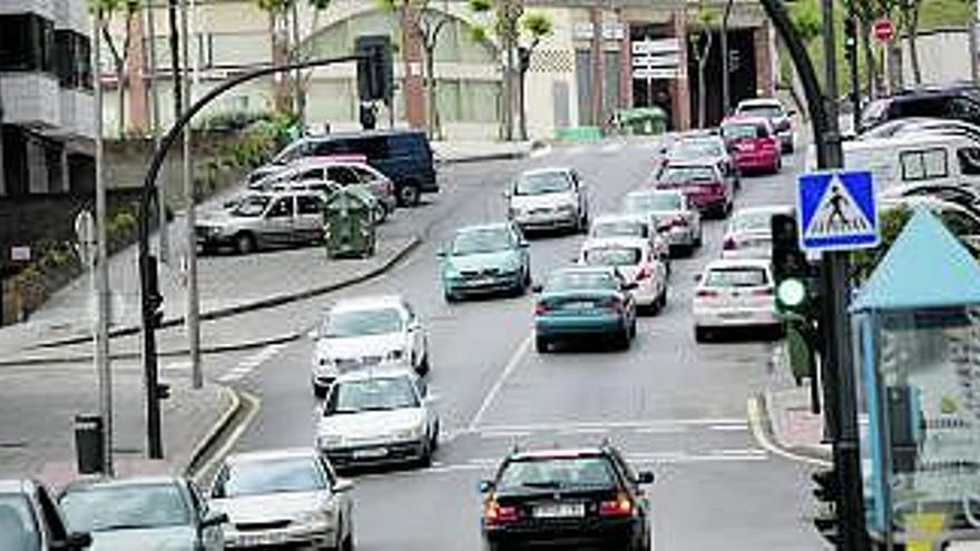 Tráfico en una calle avilesina.