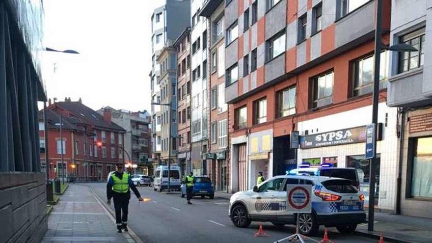 Uno de los controles policiales montados ayer en las calles de Avilés.