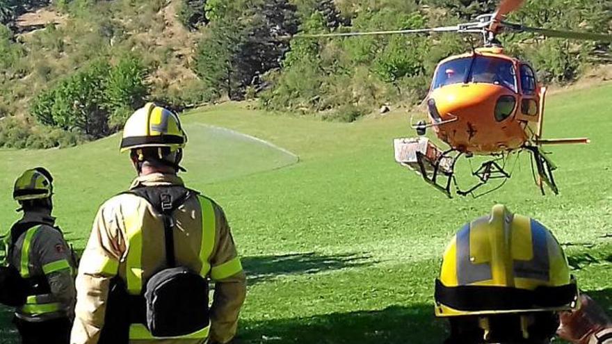 Bombers participen, manualment i amb helicòpters, en l&#039;operació