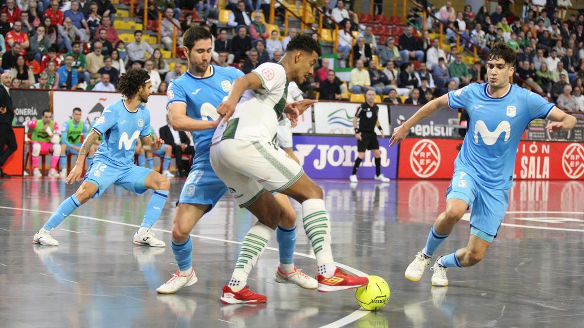 Kaué Pereira controla el balón ante Bebe.